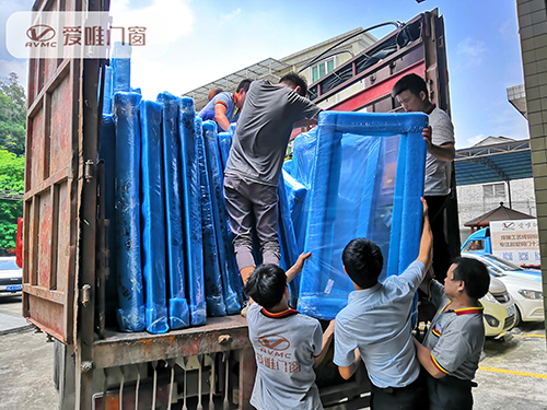 愛唯門窗產(chǎn)品裝車圖