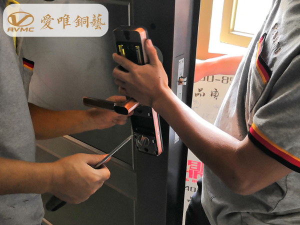21年銅門(mén)專業(yè)制作廠家愛(ài)唯銅藝為您提供最專業(yè)銅門(mén)的安裝方法